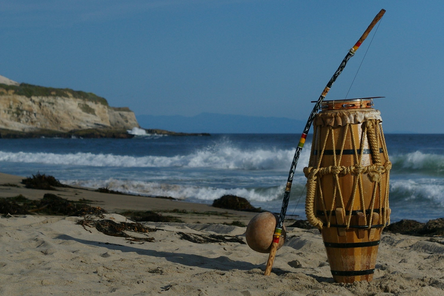 Jogadores se enfrentam embalados pelos sons de berimbau, atabaque e pandeiro - Foto: Kiana Hayeri/NPR