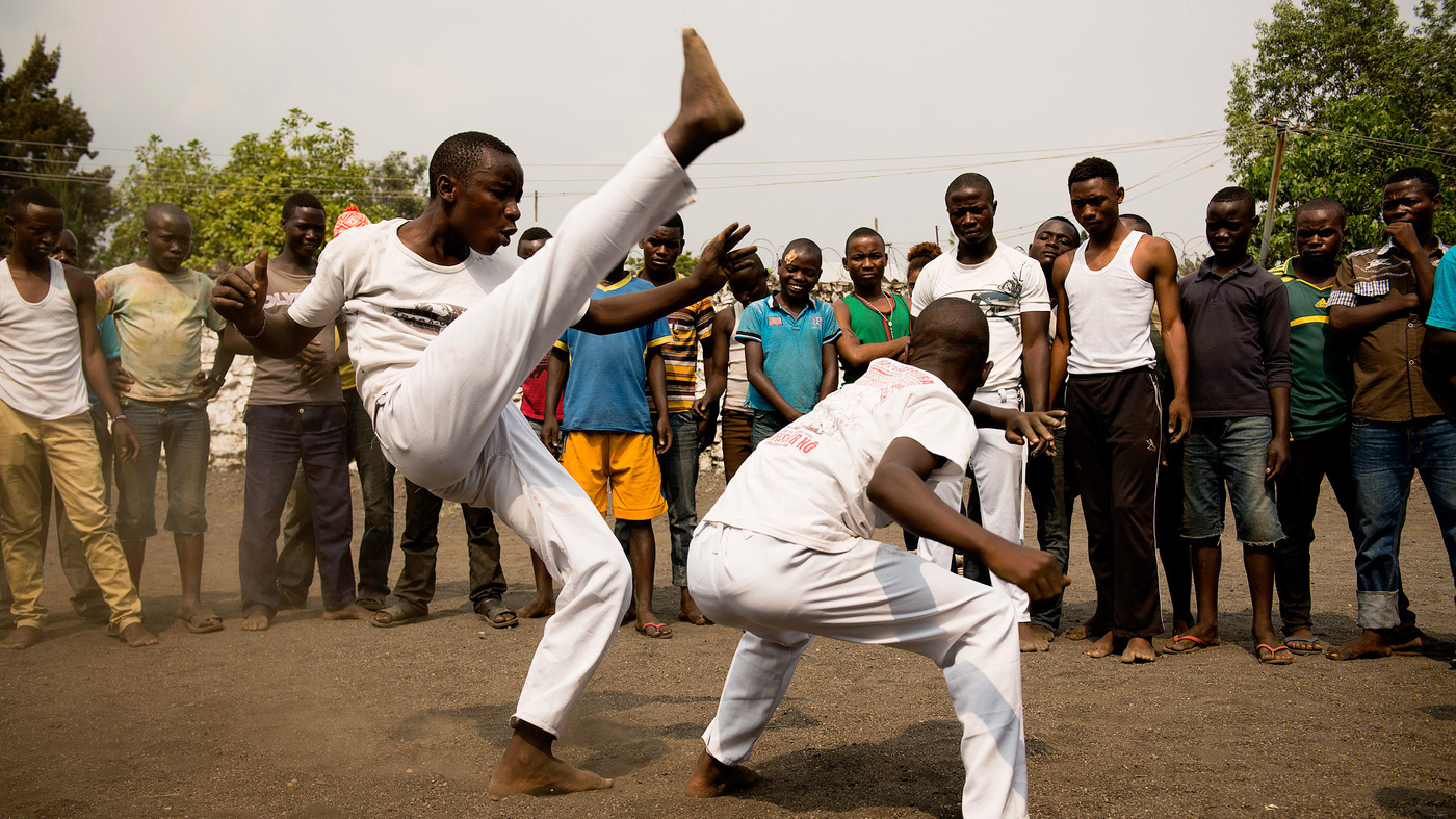 Jovens praticam capoeira na Angola - Foto: Kiana Hayeri/NPR